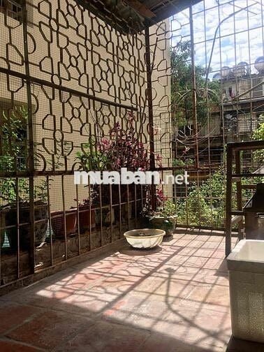 Cho thuê căn tập thể Thành Công 84m2