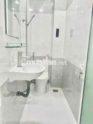 NHÀ MỚI KENG TT HOC MÔN , SÂN OTO