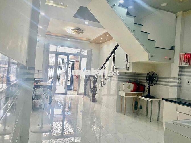 NHÀ MỚI KENG TT HOC MÔN , SÂN OTO