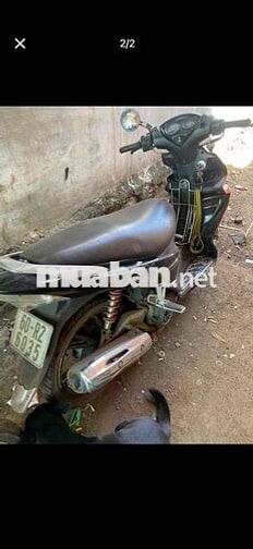 Suzuki màu Đỏ đen