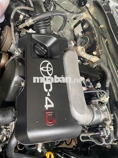 Toyota Fortuner 2.2D Số sàn 7 chỗ Bạc 2011