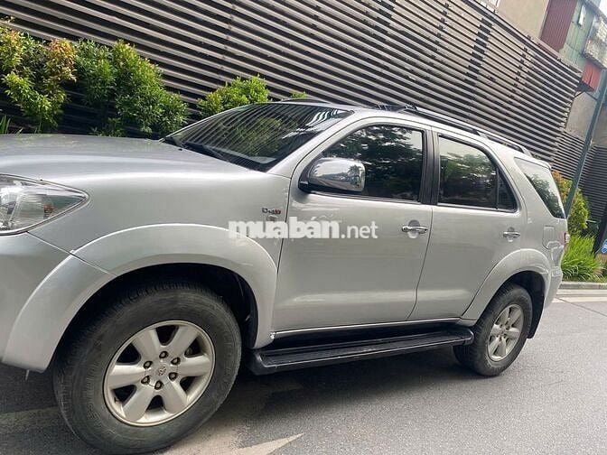 Toyota Fortuner 2.2D Số sàn 7 chỗ Bạc 2011