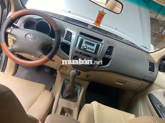 Toyota Fortuner 2.2D Số sàn 7 chỗ Bạc 2011