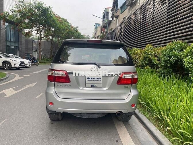 Toyota Fortuner 2.2D Số sàn 7 chỗ Bạc 2011
