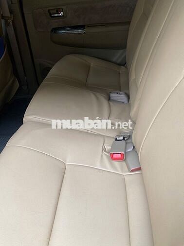 Toyota Fortuner 2.2D Số sàn 7 chỗ Bạc 2011