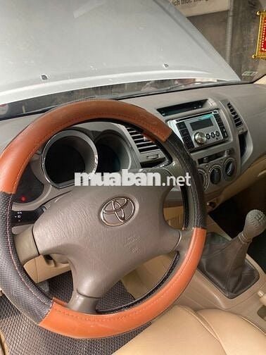 Toyota Fortuner 2.2D Số sàn 7 chỗ Bạc 2011