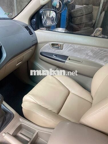 Toyota Fortuner 2.2D Số sàn 7 chỗ Bạc 2011