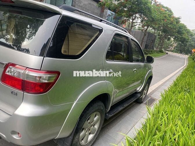 Toyota Fortuner 2.2D Số sàn 7 chỗ Bạc 2011