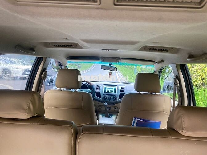 Toyota Fortuner 2.2D Số sàn 7 chỗ Bạc 2011