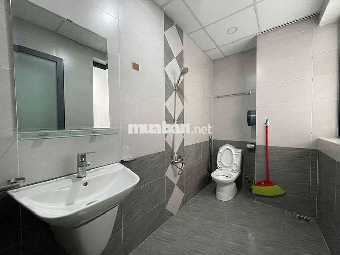 Cho thuê văn phòng 7x20 rộng rãi, ngăn kính lịch sự, có thang máy