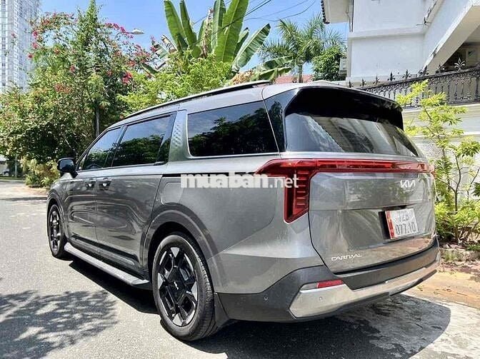 CARNIVAL 2025 2.2D SIGNATURE DẦU 4.000KM ZIN 100%