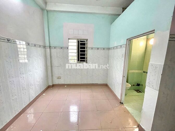 Phòng Cửa Sổ Giá Rẻ Ngay Cầu Vượt Ngã Tư Ga 