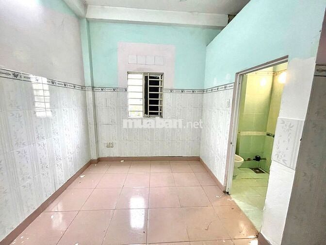 Phòng Cửa Sổ Giá Rẻ Ngay Cầu Vượt Ngã Tư Ga 