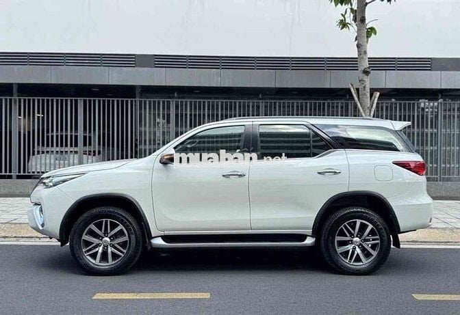 Toyota Fortuner 4x4 AT 2019 Trắng Xăng 75.000 km