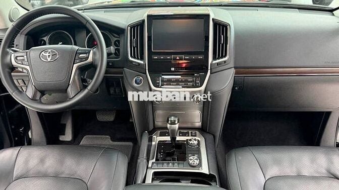 Toyota Land Cruiser 4.6 V8 sản xuất 2020.