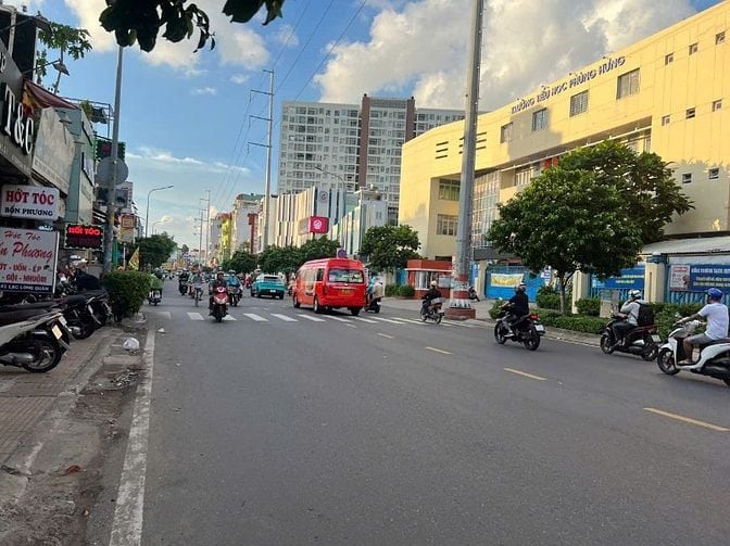 Bán MT ngang lớn 6m đường Lạc Long Quân Q.11, Cn 95m, 3 tầng,giá 29 tỷ