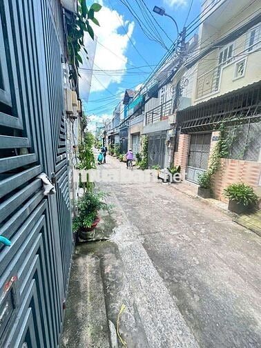 nhà 1 lửng 1 lầu sân thượng 2 phòng kín 1 phòng hở.gần chợ Bình Thành 