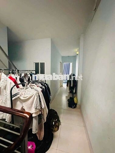 nhà 1 lửng 1 lầu sân thượng 2 phòng kín 1 phòng hở.gần chợ Bình Thành 