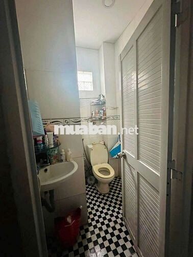 nhà 1 lửng 1 lầu sân thượng 2 phòng kín 1 phòng hở.gần chợ Bình Thành 