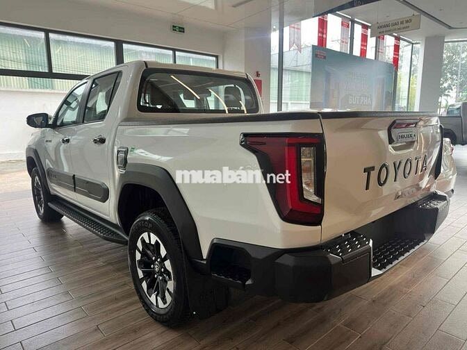 Toyota Hilux Trắng 2 cầu sẵn xe giao sớm
