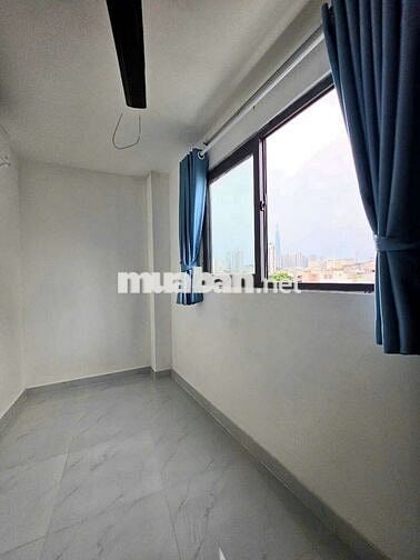 Căn Hộ  Cửa Sổ View Landmark 81 - Thang Máy - Gần ĐH UEF, Hutech, GTVT