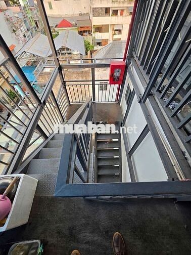 Căn Hộ  Cửa Sổ View Landmark 81 - Thang Máy - Gần ĐH UEF, Hutech, GTVT