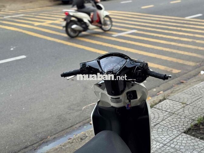 Honda Vision Trắng đen ( hỗ trợ trả góp no xau)