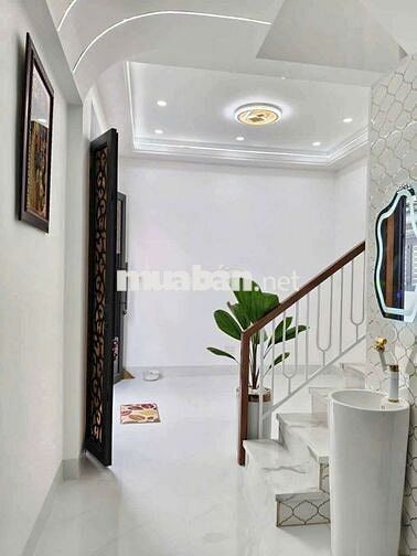 Nhà xe hơi đậu cửa quay đầu 
Có số nhà xây mới 100%Dt:3,5 ×8m5 2pn ng