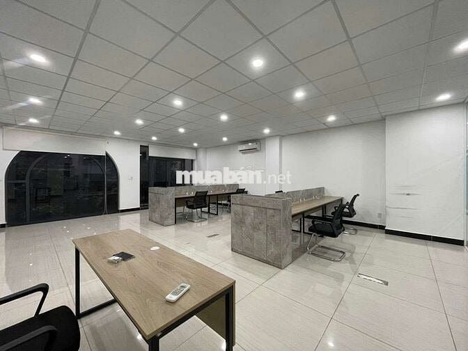 Nguyên tầng văn phòng 100m2 full nội thất, thang máy, máy lạnh đầy đủ