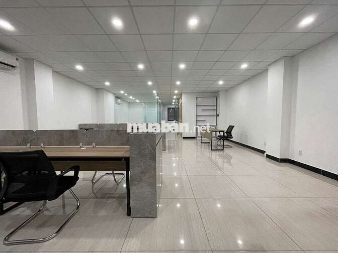 Nguyên tầng văn phòng 100m2 full nội thất, thang máy, máy lạnh đầy đủ