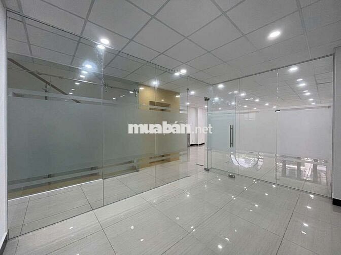Nguyên tầng văn phòng 100m2 full nội thất, thang máy, máy lạnh đầy đủ