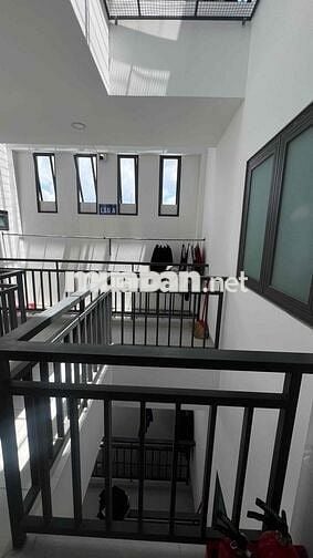 mình về quê cần pass phòng siêu to sạch sẽ lầu 4 có thang máy
