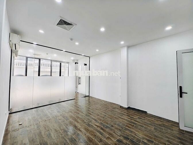 Cho thuê sàn Thái Hà 100m2 16tr mtiền 6m chia sẵn 3p ở qua đêm được