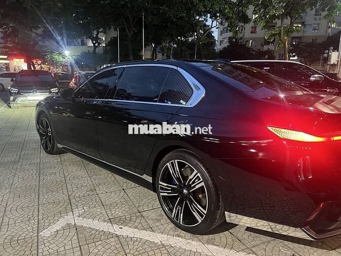 BMW 735i Đen