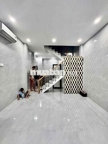 SIÊU PHẨM VIEW HỒ - Nhà đẹp nội thất cao cấp. Nhà 2 tầng - sân thượng