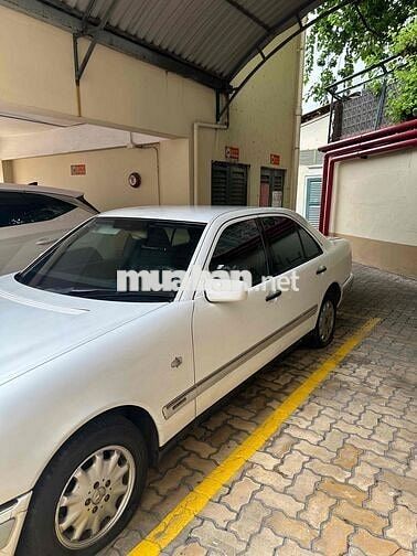 Mercedes-Benz E 230 Trắng 5 chỗ