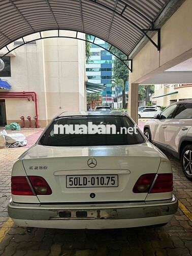 Mercedes-Benz E 230 Trắng 5 chỗ