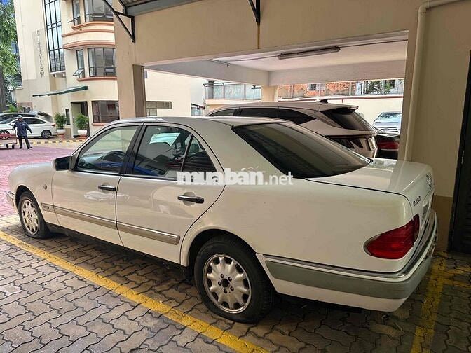Mercedes-Benz E 230 Trắng 5 chỗ