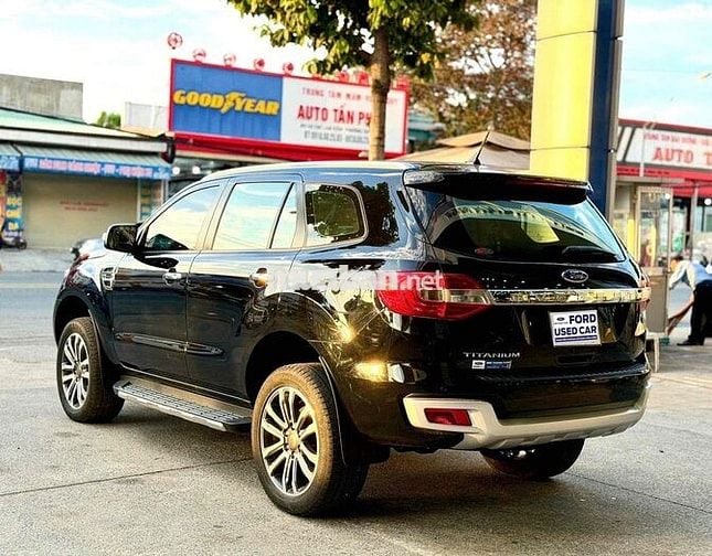 Ford Everest Titanium 4x2 Đen