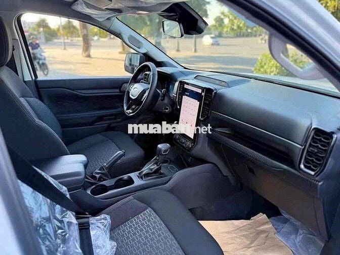 Ford Ranger XLS Facelift 2026 Tự động 10 cấp Trắng