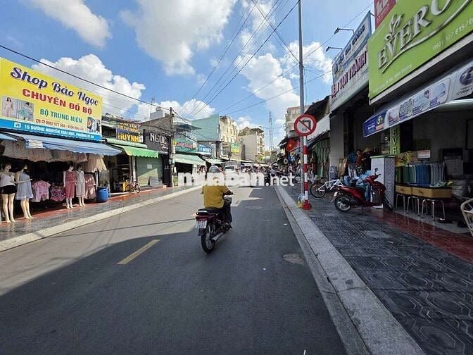 Nhà 130m mặt tiền chợ Dĩ An 1 kinh doanh sầm uất