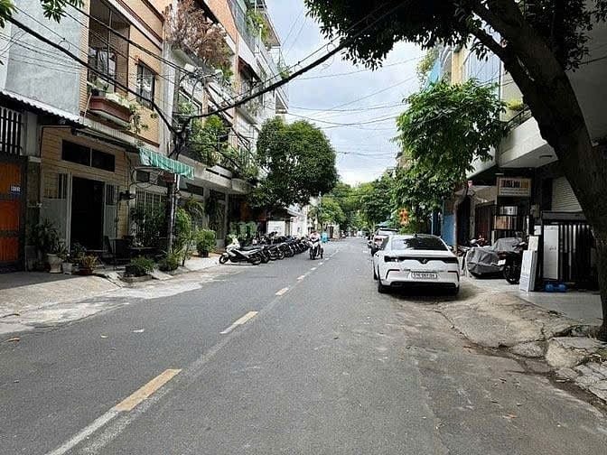 Bán nhà mặt tiền đường số ngay chợ Bình Điền Quận 8, DT 5x16m, 4 tầng