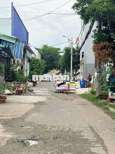 Bán nhà xưởng. 1/ Tô ký.  Đường 10m . đối diện vpcc Đất Việt cũ 