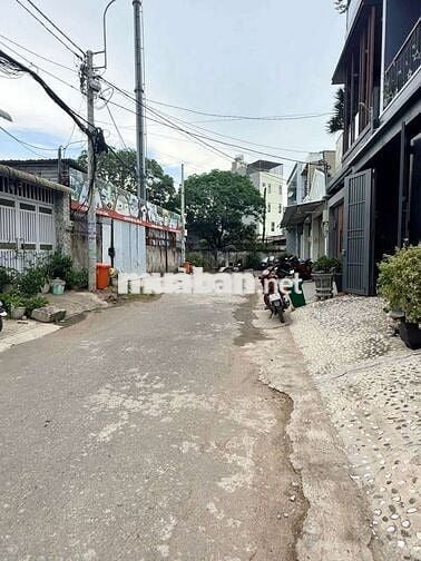 Bán nhà xưởng. 1/ Tô ký.  Đường 10m . đối diện vpcc Đất Việt cũ 