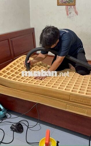Nhân viên làm sạch nệm, sofa... 
