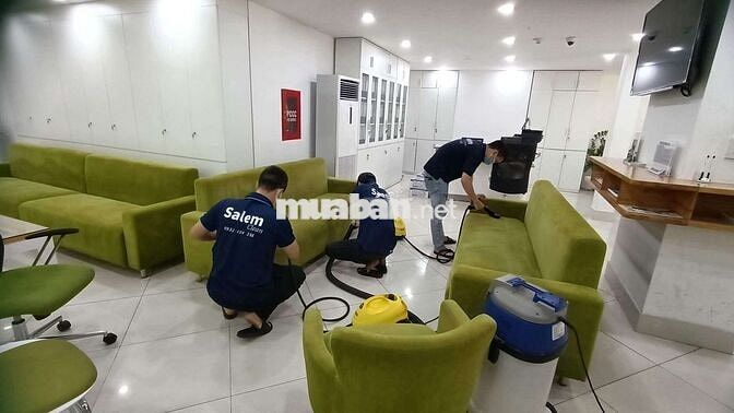 Nhân viên làm sạch nệm, sofa... 