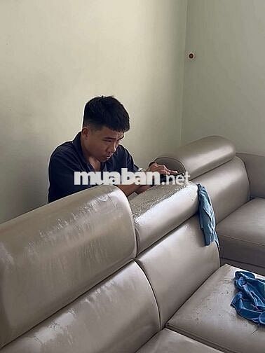 Nhân viên làm sạch nệm, sofa... 
