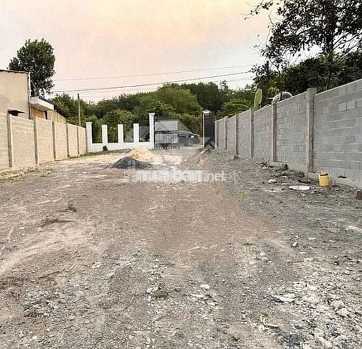 Về quê ở hẳn, vợ chồng em bán miếng đất sát chợ (380 triệu, Sổ sẵn)