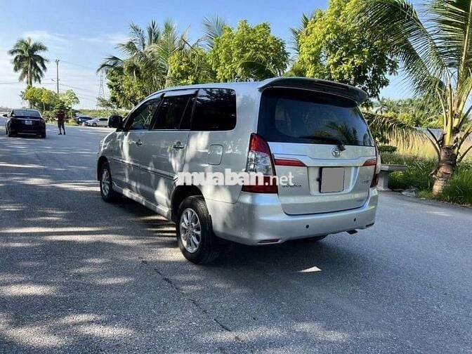Toyota Innova E 2014 số sàn màu bạc