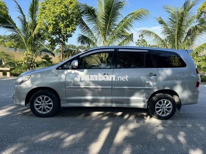 Toyota Innova E 2014 số sàn màu bạc